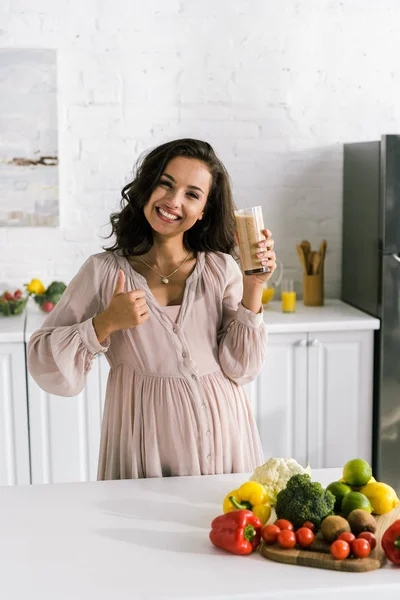 Wesoły Kobieta Ciąży Pokazując Kciuka Górę Trzymając Szklankę Smacznym Smoothie — Zdjęcie stockowe