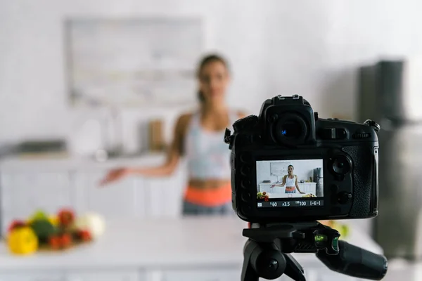 选择性焦点数码相机与女人手势附近的蔬菜在屏幕上 — 图库照片