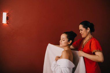 spa salonunda havlu çekici kadın ile sarma asyalı kadın 