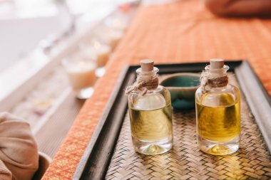 spa salonunda parfüm yağları ile şişe seçici odak 