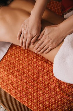 masaj mat üzerinde kadına sırt masajı yapıyor masör kırpılmış görünümü