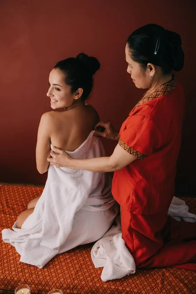 Asiatisk Kvinna Omslag Med Handduk Attraktiv Kvinna Spa Salon — Stockfoto
