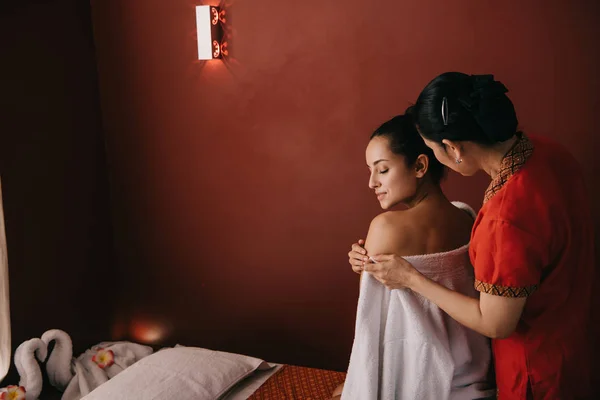 Massagista Envolvente Com Toalha Mulher Atraente Salão Spa — Fotografia de Stock