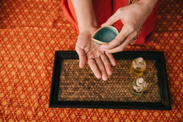 Cropped View Masseur Holding Bowl Fragrance Oil — Stock Photo, Image