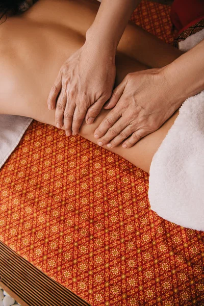 Vue Recadrée Masseur Faisant Massage Dos Femme Sur Tapis Massage — Photo