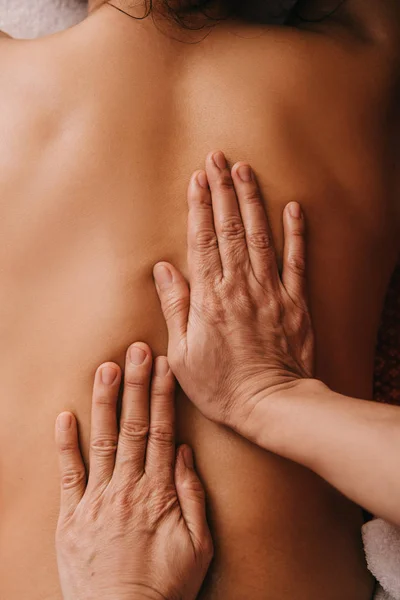 Bijgesneden Weergave Van Masseur Doet Terug Massage Naar Vrouw Spa — Stockfoto