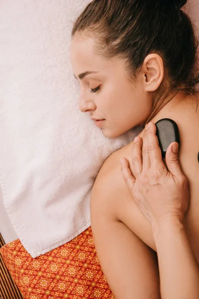 Spa Salonunda Kadına Sıcak Taş Masajı Yapan Masör Kırpılmış Görünümü — Stok fotoğraf