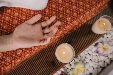 spa salonunda masaj mat üzerinde yatan kadın kırpılmış görünümü 
