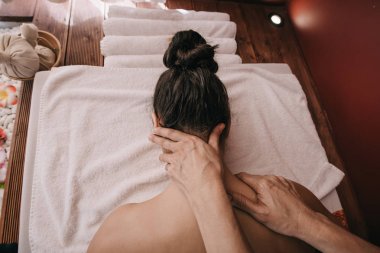 spa salonunda kadına boyun masajı yapan masör kırpılmış görünümü 