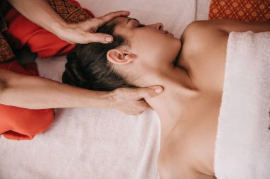 spa salonunda kadına boyun masajı yapan masör kırpılmış görünümü 