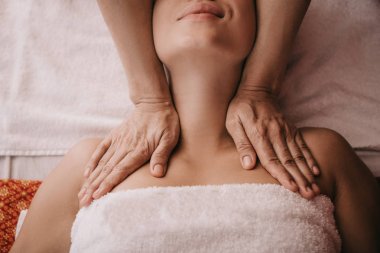 spa salonunda kadına boyun masajı yapan masör kırpılmış görünümü 