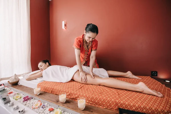 Ásia Massagista Fazendo Massagem Para Mulher Spa Salão — Fotografia de Stock