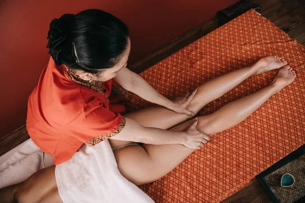 Abgeschnittene Ansicht Von Masseur Tut Fußmassage Für Frau Wellness Salon — Stockfoto