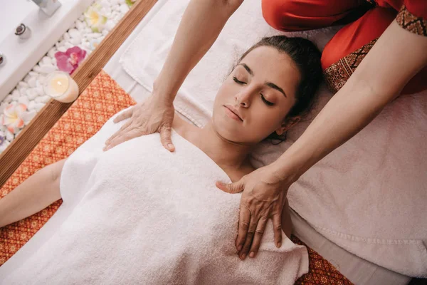 Vista Cortada Massagista Fazendo Massagem Para Mulher Salão Spa — Fotografia de Stock