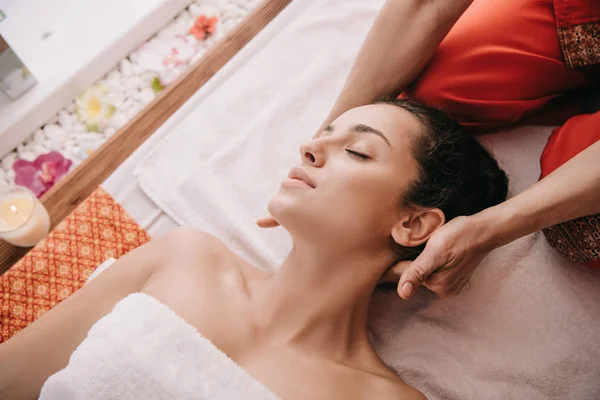 spa salonunda kadına boyun masajı yapan masör kırpılmış görünümü 