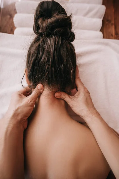 Vista Cortada Massagista Fazendo Massagem Pescoço Para Mulher Salão Spa — Fotografia de Stock