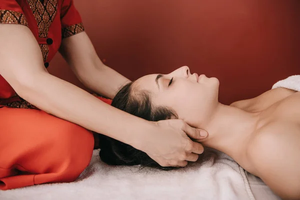 Recortado Vista Masajista Haciendo Masaje Cuello Mujer Salón Spa — Foto de Stock