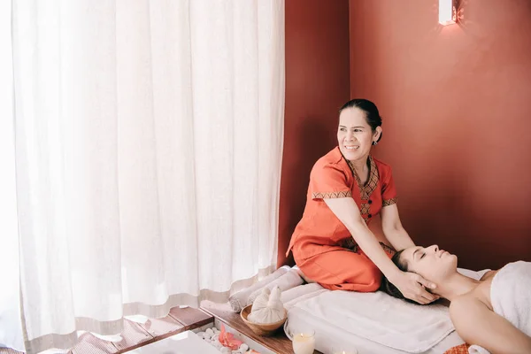 Sonriente Asiático Masajista Haciendo Cuello Masaje Mujer Spa Salon —  Fotos de Stock