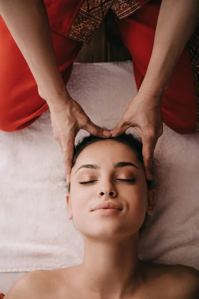 Vue Recadrée Masseur Faisant Massage Visage Femme Dans Salon Spa — Photo