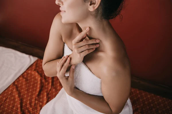 Beskuren Syn Kvinnan Vit Handduk Sitter Massage Matta — Stockfoto