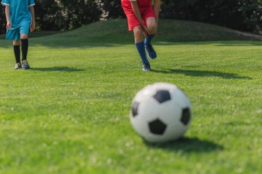 futbol yakın arkadaşı yakın bacak dokunmadan çocuğun seçici odak 