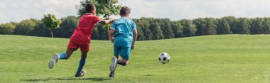 arkadaşı ile futbol oynayan Afrikalı-Amerikalı çocuk panoramik çekim 
