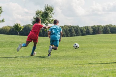 arkadaşı ile futbol oynayan afrikakökenli amerikalı çocuk geri görünümü 