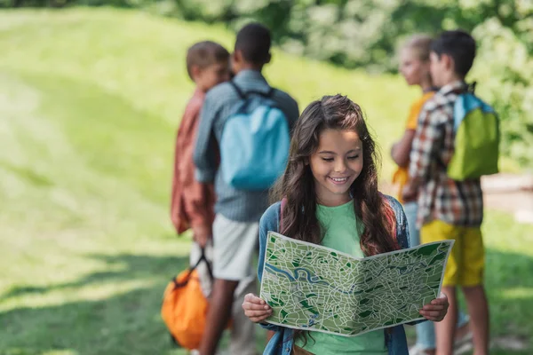 Selective Focus Happy Kid Looking Map Friends — Stock Photo, Image