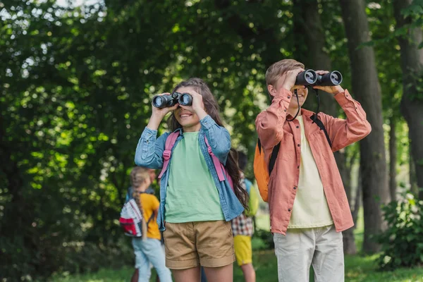 Enfoque Selectivo Niños Alegres Mirando Través Prismáticos Parque — Foto de Stock