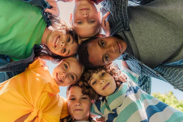 Vista Inferior Los Niños Felices Multiculturales Mirando Cámara —  Fotos de Stock