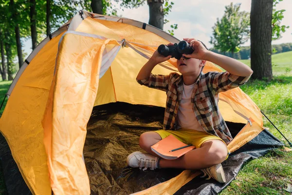 Niño Sorprendido Mirando Través Prismáticos Campamento —  Fotos de Stock