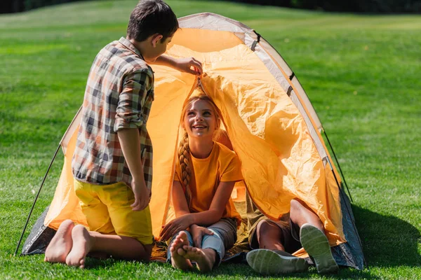 Menino Olhando Para Amigo Feliz Sentado Acampamento — Fotografia de Stock