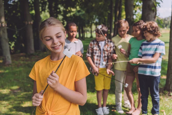 Selektiv Fokus Happy Child Tittar Sweet Marshmallow Pinne Nära Mångkulturella — Stockfoto