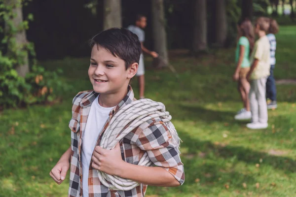 公園でロープを持つ陽気な少年の選択的な焦点 — ストック写真
