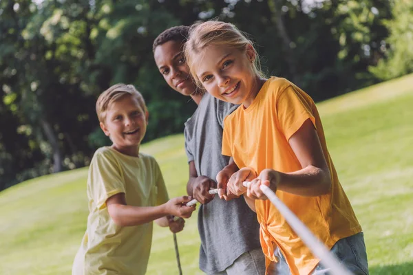 Focalizzazione Selettiva Bambini Multiculturali Felici Che Competono Nel Tiro Alla — Foto Stock