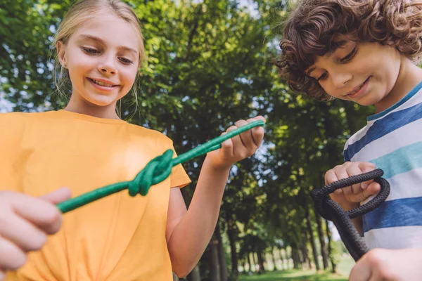 Foco Seletivo Crianças Felizes Segurando Cordas Parque — Fotografia de Stock