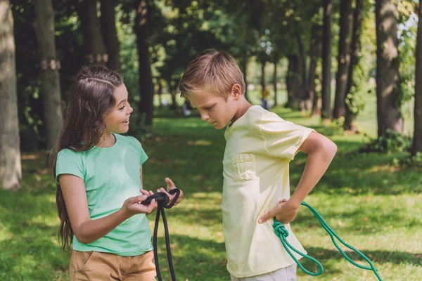 Glückliches Kind Hält Seil Mit Seeknoten Der Nähe Von Freund — Stockfoto