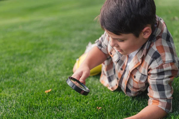Selective Focus Boy Looking Grass Magnifier — Stock Photo, Image