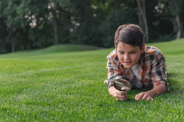 Selective Focus Cute Boy Looking Grass Magnifier — Φωτογραφία Αρχείου