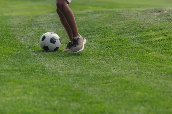 Vista Cortada Menino Afro Americano Jogando Futebol — Fotografia de Stock