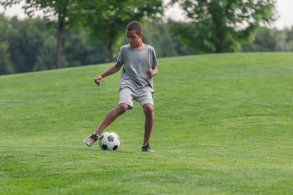 Carino Africano Americano Ragazzo Giocare Calcio Erba — Foto Stock