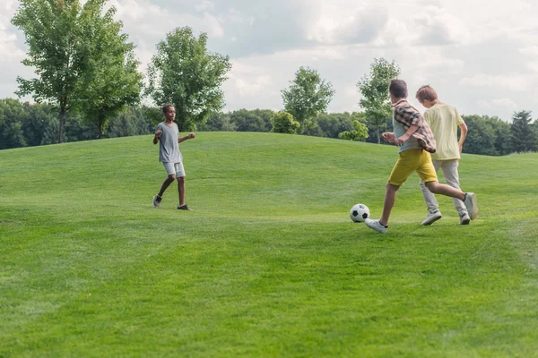 Süßer Afrikanischer Amerikanischer Junge Schaut Freunde Beim Fußballspielen — Stockfoto