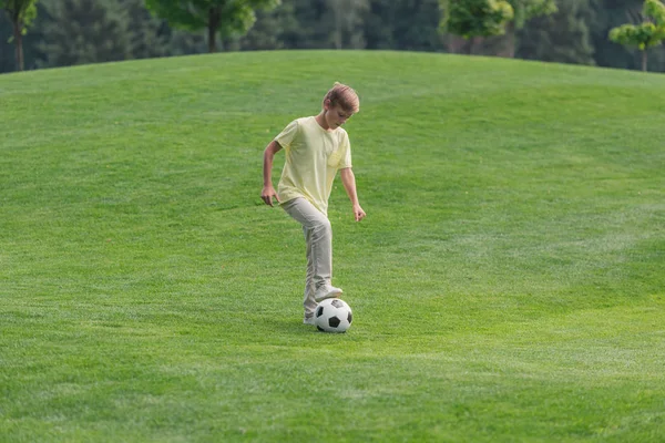 Netter Junge Spielt Fußball Auf Grünem Rasen — Stockfoto