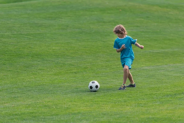 Słodkie Kręcone Chłopiec Gra Piłkę Nożną Zielonej Trawie — Zdjęcie stockowe