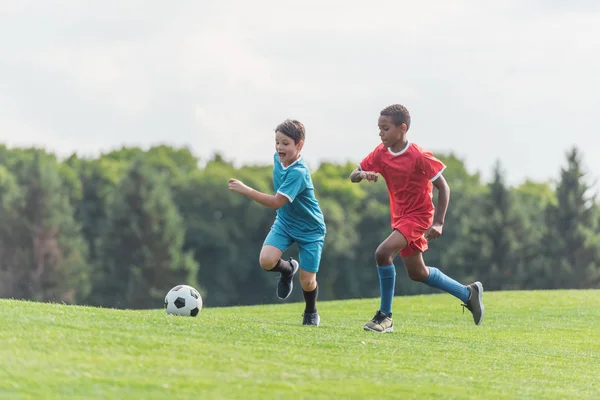 Eccitati Bambini Multiculturali Che Giocano Calcio Sull Erba — Foto Stock