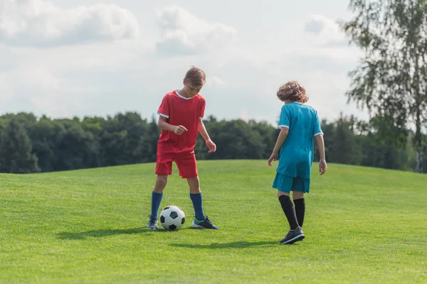 Söt Lockig Pojke Spelar Fotboll Med Vän Gräs — Stockfoto