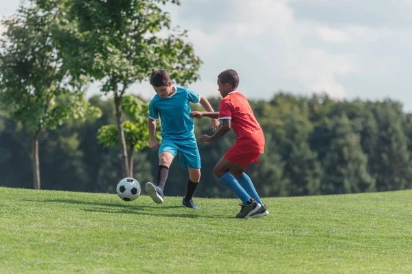 Mignon Enfants Multiculturels Jouer Football Sur Herbe — Photo