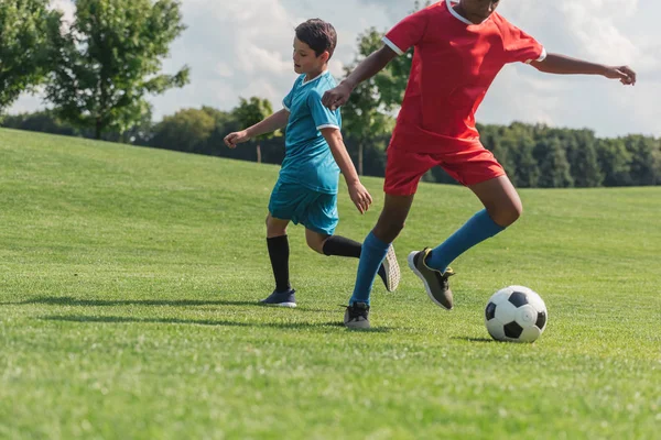 Vista Ritagliata Del Bambino Africano Americano Che Gioca Calcio Con — Foto Stock