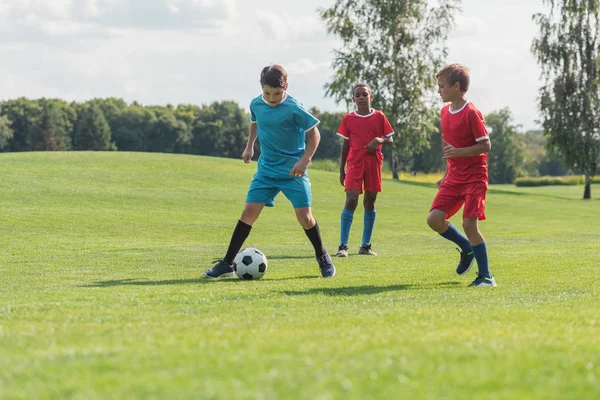 Niedliche Multikulturelle Freunde Spielen Fußball Auf Grünem Rasen — Stockfoto