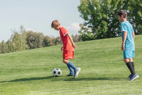 Vänner Sportkläder Spela Fotboll Gräs — Stockfoto